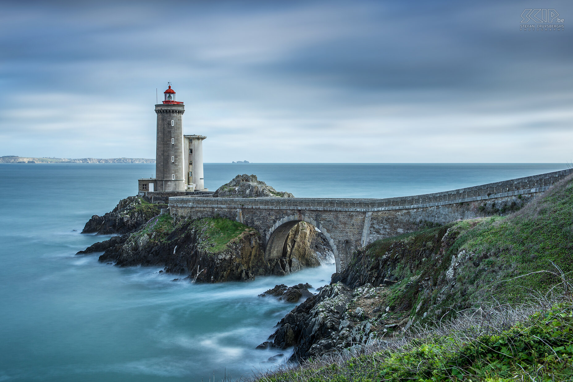 Plouzane - Phare du Petit Minou The Phare du Petit Minou is a wonderful lighthouse with a stone bridge in the roadstead of Brest in the commune of Plouzané in Brittany (Bretagne). It is located near the Minou fort that was built in 1697 by Vauban. The lighthouse was switched on in  1848 and automated in 1989. The light is visible 35km away. Stefan Cruysberghs